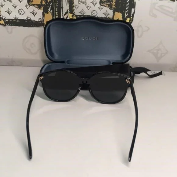 New Authentic Chic Black Sunglasses GG0261SA 001 display picture 2
